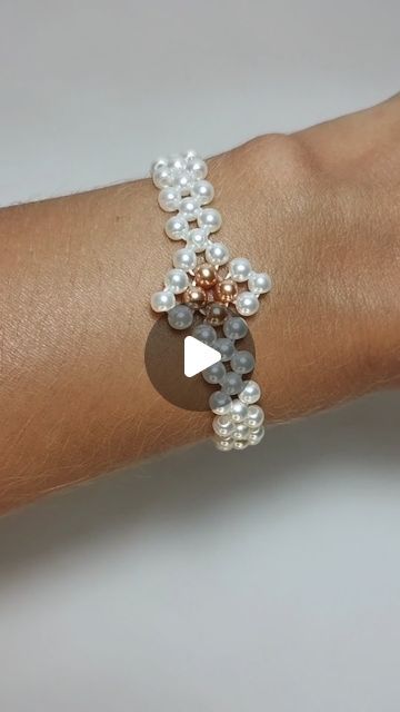 Handmade Jewelry Tutorials, Key Holder, Ring Bracelet, Pearl Bracelet, Jewelry Tutorials, Bracelet, Handmade Jewelry, Beaded Bracelets, Beads