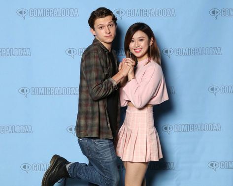 One day I'm gonna be that girl meeting Tom Holland...soon♥️ Meet And Greet Poses, Tomholland Spiderman, Harrison Osterfield, Handsome Arab Men, Tom Holland Peter Parker, Meet And Greet, Pictures Funny, Tommy Boy, Men's Toms