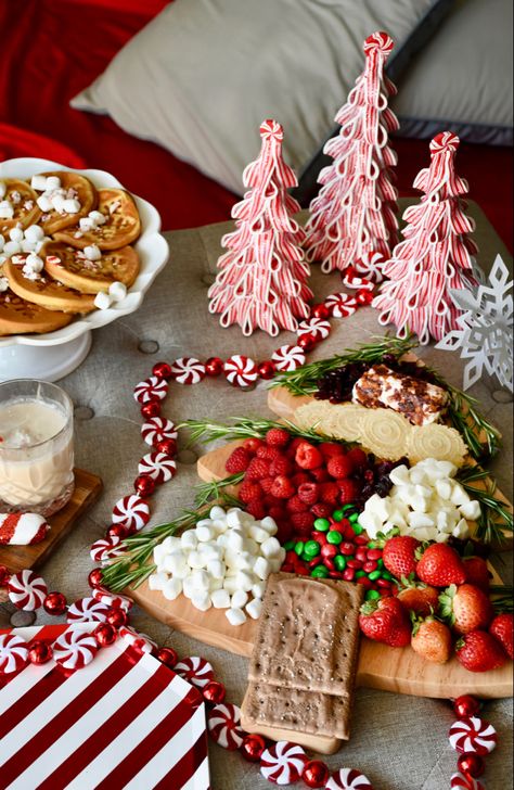 Buddy The Elf Dinner Party, Elf Movie Charcuterie Board, Elf Movie Themed Dinner, Elf Watch Party, Elf The Movie Party Ideas, Elf Movie Party Ideas, Buddy The Elf Breakfast, Christmas Movie Snacks, Elf Breakfast Ideas