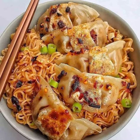 Chicken Gyoza, Vegan Plan, Pan Fry, Vegan Foodie, Deilig Mat, Detox Recipes, Daily Meals, Noodle Soup, Base Foods