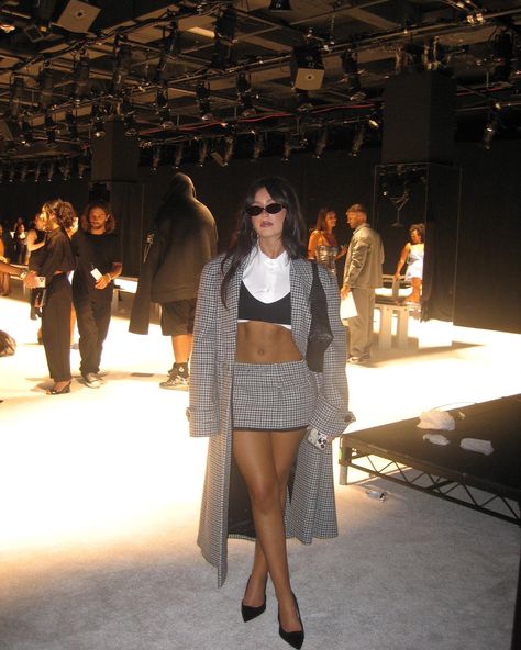 2003 Runway Fashion, Milan Outfits, Pure Soul, Belle Rose, Event Outfit, Winter Fits, Mode Inspo, Mode Streetwear, Lookbook Outfits