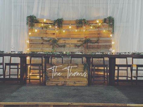 Wedding Head Table Pallet Backdrop, Head Table Outdoor Wedding, Last Name Sign Wedding Head Table, Head Table Pallet Backdrop, Rustic Bridal Party Table, Backyard Wedding Head Table, Rustic Last Name Signs, Farmhouse Head Table Wedding, Simple Rustic Head Table Wedding