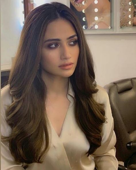 Pakistani Hair Colour, Pink Dress Makeup, Pakistani Hair, Kinza Hashmi, Sana Javed, Apj Quotes, Pakistani Actors, Brown Hair Looks, Layered Haircuts For Medium Hair