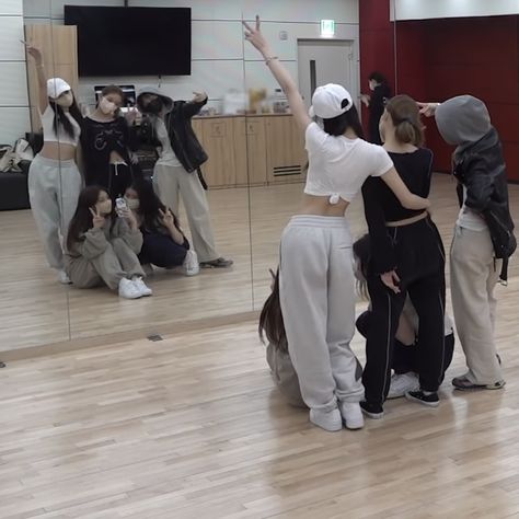 Kpop Dancers Aesthetic, Kpop Training Aesthetic, Kpop Dancing Aesthetic, Idol Trainee Aesthetic, Trainee Life Aesthetic, Kpop Dr Aesthetic, Kpop Dance Practice Aesthetic, Jyp Entertainment Dance Studio, K Pop Trainee Aesthetic