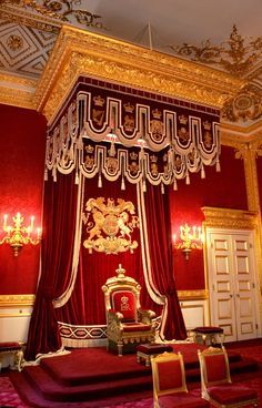 Even though everyone knows or has ever heard about the amazing Buckingham Palace in London, there are still around 756 spaces that remain a mistery for the public. Buckingham Palace Throne Room, Palace Throne Room, Queens Throne, Inside Palace, Palace Plan, King Palace, Queen Throne, Ben Jonson, Thomas Dekker