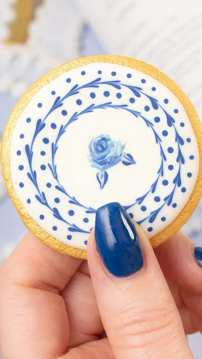 I decorated this cookie with the wet on wet royal icing technique. Learn to make a royal icing rose and get all of my recipes in the Cookie Art Club! Wet On Wet Royal Icing, Icing Piping Techniques, Icing Cookies Tutorial, Royal Icing Roses, Sugar Cookie Decorations, Wedding Cookie Ideas, Royal Icing Piping, Royal Flowers, Cookies Flowers