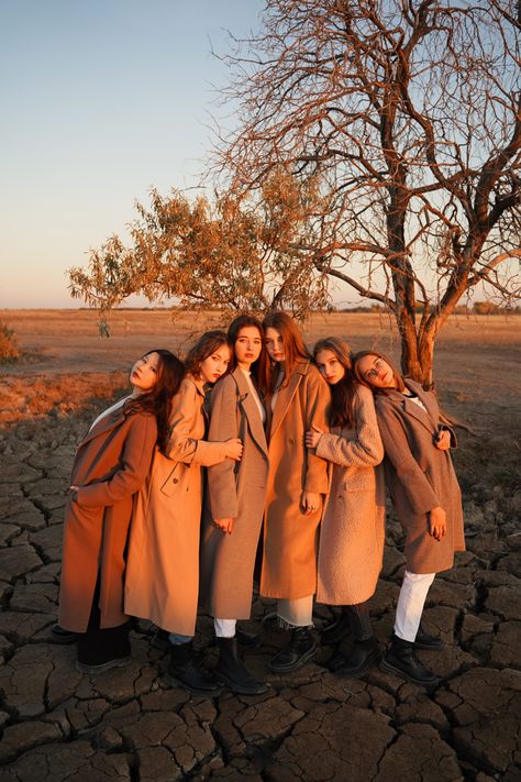 Group Fall Photoshoot, Fall Group Photoshoot, Dark Academia Girls, Group Photo Poses, Group Picture Poses, Family Photoshoot Poses, Teacher Photo, Group Poses, Instagram Creative Ideas