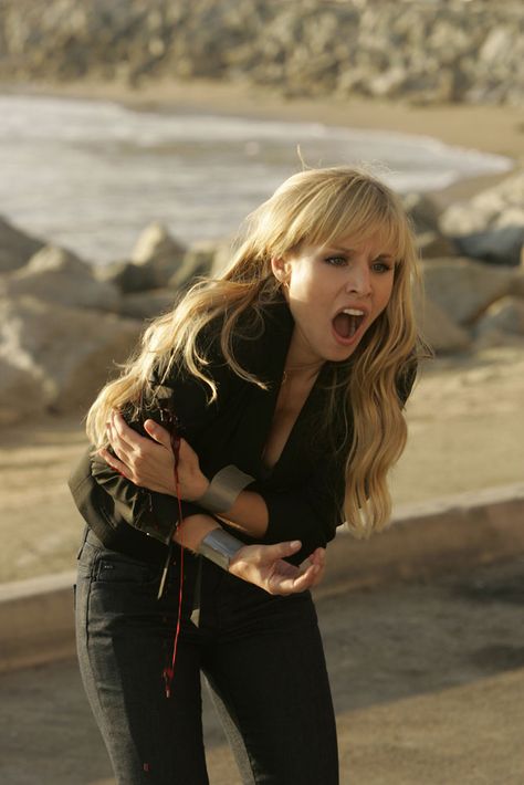 Kristen Bell as Elle in Heroes Kristen Bell Movies, Scary Alien, Alien Theories, Crazy Videos, Heroes Reborn, Funny Alien, Weird Gif, Aliens Funny, Aliens Movie