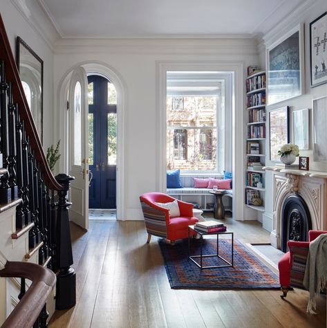 Brownstone Interiors, Carroll Gardens Brooklyn, Brownstone Homes, New York Brownstone, Boston Apartment, Townhouse Interior, Brooklyn Brownstone, Casa Vintage, Ideas Hogar