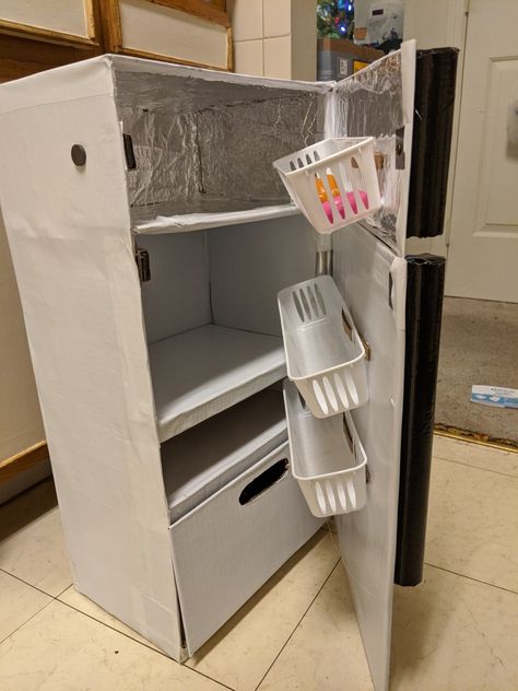 Inside the fridge and freezer Cardboard Fridge, Cardboard Box Playhouse Diy, Cardboard Kitchen, Cardboard Play, Cardboard Crafts Kids, Toddler Kitchen, Fridge And Freezer, Diy Playhouse, Cardboard Toys