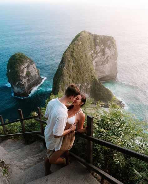 Incredible view at Kelingking Beach, Nusa Penida 🩷 Bali Pictures, Kelingking Beach, Nusa Penida, Cute Couple Outfits, Bali Travel, One Shot, Couple Outfits, Looking Back, Photo Ideas