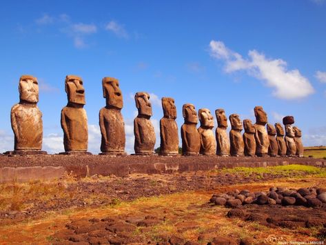 moais de la isla de Pascua, Chile Ancient Angels, Easter Island Statues, Beautiful Place In The World, Ancient Civilisations, Vacation Pics, Mystical Places, African Heritage, Old World Maps, Story Of The World