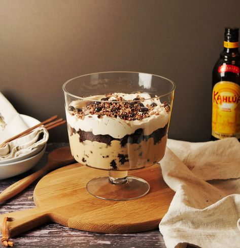 Espresso martini trifle | Dessert Gin Cheesecake, Chocolate Trifle Recipe, Chocolate Covered Espresso Beans, Trifle Dish, Chocolate Trifle, Trifle Desserts, Bread And Butter Pudding, Ginger Cake, Trifle Recipe