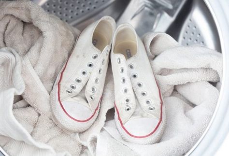 null Washing Tennis Shoes, How To Wash Converse, Wash Sneakers, How To Wash Sneakers, How To Clean White Converse, White Converse Shoes, How To Wash Shoes, All White Sneakers, White Tennis Shoes