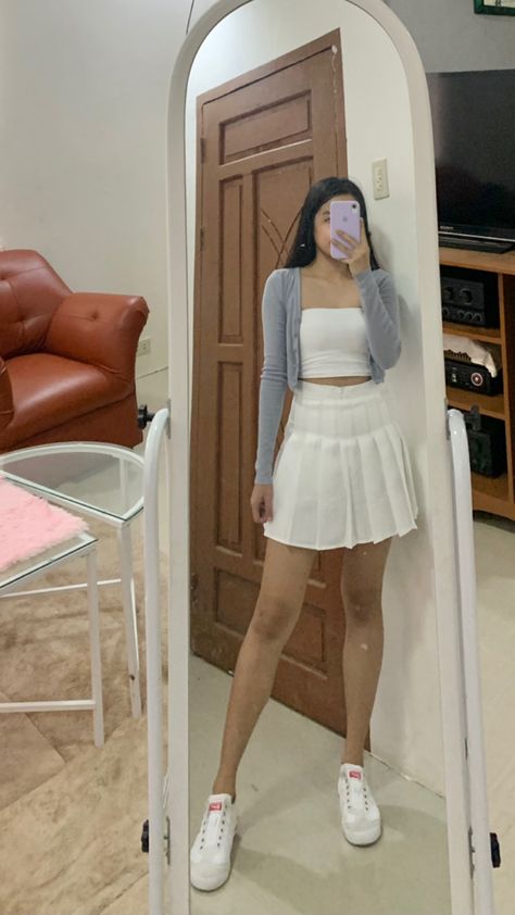 Tennis Skirt Office Outfit, Short White Pleated Skirt Outfit, White Tennis Skirt Outfit Ideas, How To Style A White Skirt, White Tennis Skirt Outfit Summer, Outfits With Tennis Skirts, Outfits With White Skirt, Pleated Skirt Outfit Short, Tennis Skirt Outfit Ideas