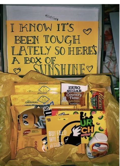 Box Of Sunshine Gift, Best Gift Baskets, Diy Best Friend Gifts, Box Of Sunshine, Bff Birthday Gift, Cute Gifts For Friends, Creative Gifts For Boyfriend, Bf Gifts, Hemma Diy