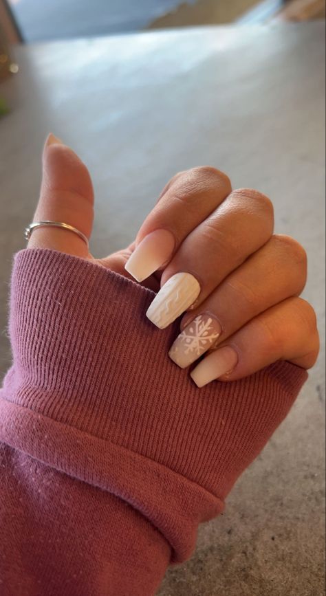 Winter Nails 2023 Trends Snowflake, White Nails With Designs Winter, Simple Christmas Nails Winter White, Matte Snowflake Nails, White Christmas Nail Designs Snow Flake, Short White Christmas Nails, White Snow Nails, White Sweater Nails, Ombre Pink And White Nails