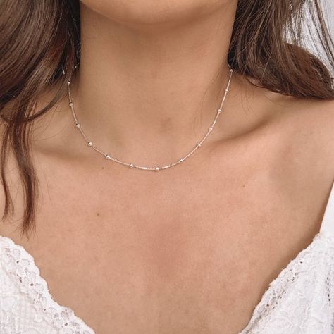 Necklaces Silver Simple, Simple Silver Accessories, Everyday Jewelry Simple Silver, Sliver Neackle, Plain Silver Necklace, Silver Jewelry Minimalist, Simple Neckless, Small Silver Necklace, Silver Prom Jewelry