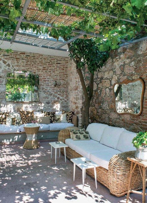 33 Fabulous Ideas For Creating Beautiful Outdoor Living Spaces Canvas Pergola, Pergola Bamboo, Beautiful Outdoor Living Spaces, Pergola Design, Garden Coffee, Patio Shade, Apartment Patio, Backyard Pergola, Covered Pergola