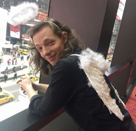 That's a real angel. He's so adorable! Connor Murphy Deh, Mike Faist Connor Murphy, Mike Faist Dear Evan Hansen, Evan Hansen X Connor Murphy, Mike Fiast, Conner Murphy, Dear Evan Hansen Musical, Bob Sponge, Dear Even Hansen