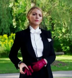 BINCH — Blake Lively as Emily Nelson in A Simple Favor Blake Lively Outfits, A Simple Favor, Emily Nelson, Simple Favor, Tomboy Stil, Blake Lively Style, Dapper Suits, Classy Suits, Pastel Outfit