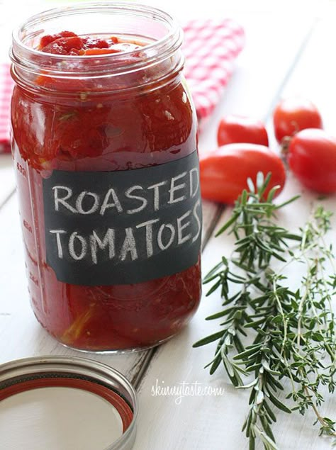 Oven Roasted Tomatoes - This is a perfect recipe for freezing! You'll have fresh tomato taste all year long. Oven Roasted Tomatoes, Homemade Tomato Sauce, Plum Tomatoes, Canning And Preserving, Tomato Recipes, Oven Roast, Roasted Tomatoes, Canning Recipes, Fruits And Veggies