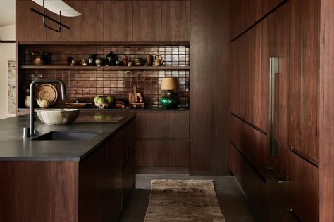 This Mid-Century Home Makes a Case for Using Walnut Wood Everywhere Dark Wood Kitchen, Monochromatic Room, Devol Kitchens, Casas The Sims 4, All White Kitchen, Emily Henderson, Design Del Prodotto, Kitchen Trends, Decoration Inspiration