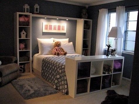 Bookshelves to Frame the Bed Instead Of A Headboard, Bilik Kecil, Bilik Tidur Kecil, Idea Bilik Tidur, Bilik Tidur Perempuan, Bilik Perempuan, Reka Bentuk Bilik Tidur, Reka Bentuk Dalaman, Hiasan Dalaman Rumah