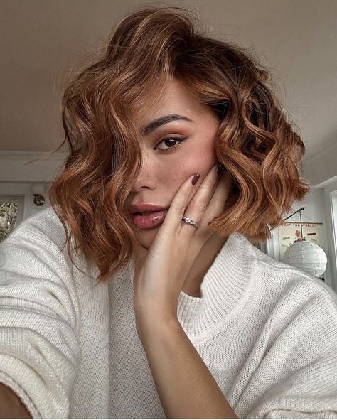 Bob With Copper Highlights, Short Wavy Copper Hair, Brown Hair Colors Summer, Short Ginger Bob, Ginger Bob Hair, Copper Bob Hair, Brown Ginger Hair, Ginger Hair Ideas, Ginger Bob