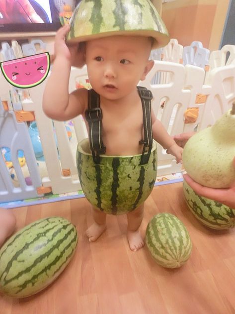 Funny kids costumes: Watermelon Boy (This is supposedly a strange fashion craze in China!) #halloween Funny Kid Costumes, Funny Baby Images, Justin Bieber Jokes, American Funny Videos, Upcycling Design, Watermelon Baby, Indian Funny, Funny Dresses, Best Funny Photos