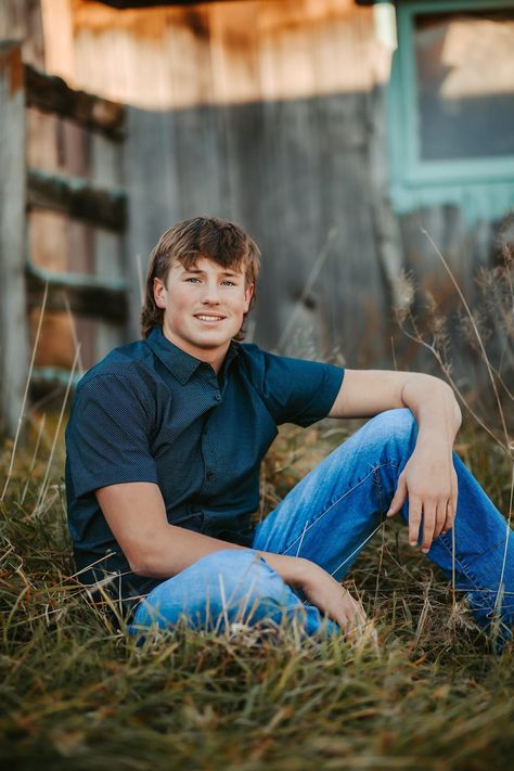 Western Senior Picture Ideas For Guys, Farm Senior Pictures Boy, Creative Senior Picture Ideas For Guys, Country Boy Senior Pictures, Senior Pictures Nature, Senior Guy Poses, Lake Senior Pictures, Farm Senior Pictures, Baseball Senior Pictures