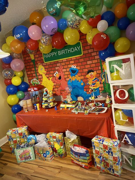 Sesame Street Birthday Table Set Up, Sesame Street Birthday Decorations Diy, Sesame Street Table Set Up, Seaseme Street Birthday Party, Sesame Street Birthday Party Ideas, Seaseme Street, Kid Portrait, Carnival Birthday Party Theme, Elmo Birthday Party