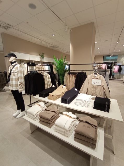 Clothing Store Merchandising, Clothing Table Display, Planogram Visual Merchandising, Retail Merchandising Ideas, Visual Merchandising Displays Clothing, Visual Merchandising Displays Retail, Retail Clothing Display, Display Clothes, Boutique Store Displays