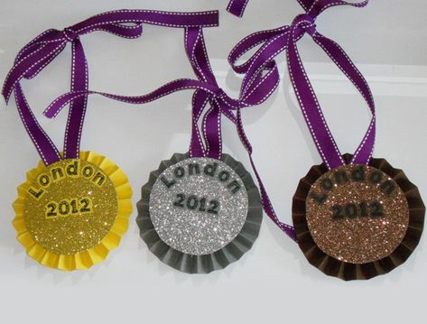 DIY paper medals #olympics Paper Medals, Olympic Theme Party, Olympic Crafts, Olympic Theme, Olympic Party, Mother Daughter Bonding, Locker Decorations, Homecoming Ideas, Fiesta Tropical