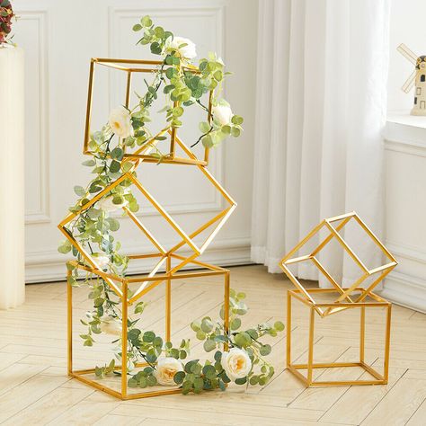 Flowers Stand Design For Wedding, Metal Flower Stand, Green Wedding Decorations, Vase Holder, Pedestal Vase, Geometric Flower, Pedestal Table, Flower Stands, Wedding Table Centerpieces