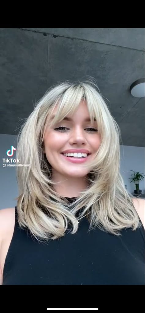 Fri Ge Bangs, Shoulder Length Layered Hair With Fringe, Rachel Haircut With Bangs, Side Bangs 2023, Light Blonde Hair With Bangs, Rachel Green Bangs, Blonde With Bangs Medium, Mid Length Blonde Hair With Bangs, Blonde Hair With Fringe Mid Length