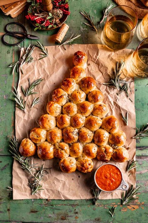 A festive, simple, and fun 20-minute appetizer! This Pull-Apart Cheesy Christmas Tree Bread features fresh-baked bread balls stuffed with melted cheese and topped with creamy garlic butter and parmesan cheese. Perfect for any gathering this holiday season! Cheesy Christmas Tree Bread, Garlic Balls, Bread Balls, Tree Bread, Christmas Tree Bread, Diy Hot Cocoa, Cheesy Bread, Baked Bread, Cheese Stuffed