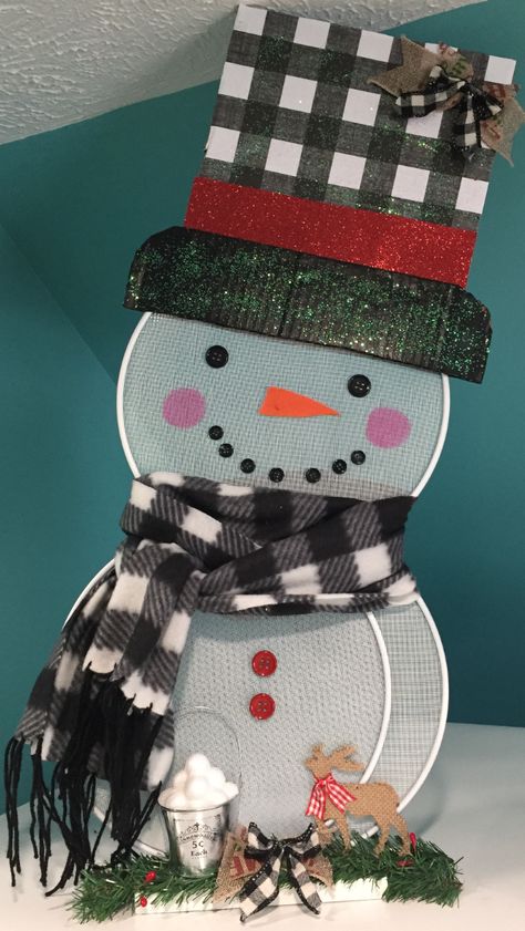 Splatter Screen Crafts, Splatter Screen Snowman, Splatter Screen Pumpkin, Snowman Christmas Crafts, Crafts Winter, Diy Christmas Crafts, Winter Holiday Crafts, Snowman Christmas Decorations, Christmas Mesh Wreaths