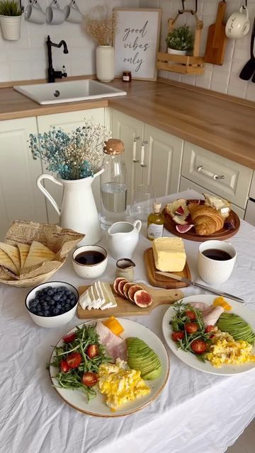 Two Person Breakfast Table, Breakfast Table For 2, Breakfast Setting Table, Dining Table Food Set Up, Breakfast Decorations Ideas Table, Breakfast Serving Ideas, Food Table Set Up, Fancy Breakfast Aesthetic, Table Serving Ideas