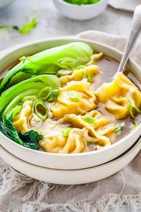 Ginger Dumpling Soup, Korean Wonton Soup, Ginger Wonton Soup, Covi̇d Food, Dashi Recipe Dishes, Wonton Soup Bokchoy, Wonton Recipes Soup, Homemade Wonton Soup Recipe, Thai Wonton Soup