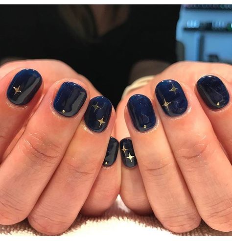 This is the ultimate Ravenclaw nail look. Navy Nails, Nagellack Trends, Star Nail Art, Nagel Inspo, Star Nails, Dream Nails, Funky Nails, Minimalist Nails, Nail Polishes