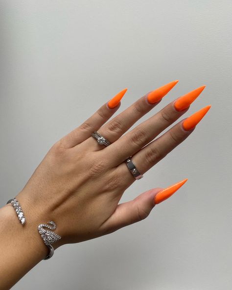 Neon Nails Stiletto, Neon Stiletto Nails Summer, Orange Stilleto Nails Long, Orange Stiletto Nails Designs, Orange Nails Stiletto, Stiletto Neon Nails, Almond Neon Nails, Nails Stiletto Summer, Long Neon Nails