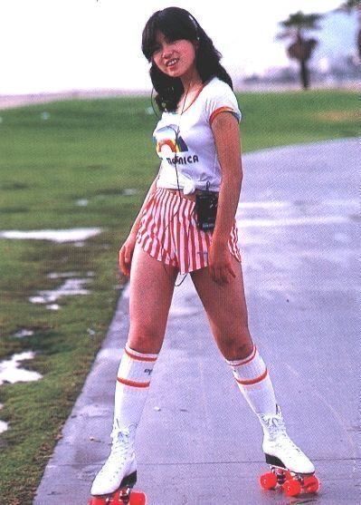 Akina Nakamori 80s, 70s Skater, Japan 80's Aesthetic, Look 80s, Roller Skating Outfits, 1980s Fashion Trends, 80’s Fashion, Akina Nakamori, 일본 패션