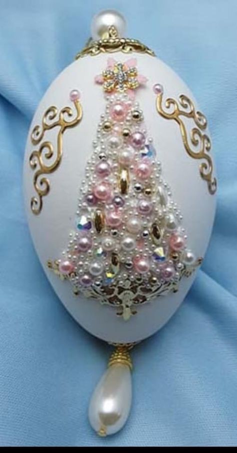 Blown Egg Ornaments Diy, Egg Christmas Ornaments, Jeweled Christmas Ornaments, Golden Egg Easter, Egg Artistry, Egg Christmas, Easter Paintings, Egg Shell Art, Easter Egg Ornaments