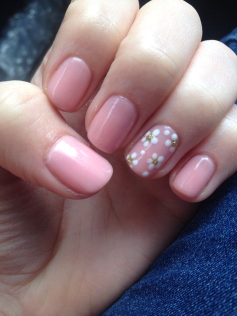 Pink Nails With Flower Accent, Pink Nails With Daisies, Baby Pink Nail Art, Pink Daisy Nails, Quick Nail, Baby Pink Nails, Pink Gel Nails, Daisy Nails, Pink Nail Art