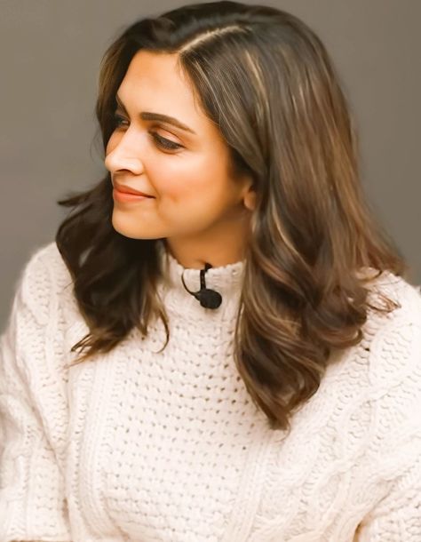 Bollywood Actress Haircut, Dublin Winter, Deepika Padukone Hair Color, Deepika Padukone Hair, Heart Dp, Beach Waves For Short Hair, Color For Black Hair, Aiza Khan, Pretty Nose