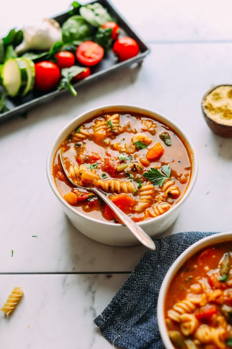 PERFECT 1-Pot Vegan Minestrone! Vegetables, beans, pasta, SO delicious and healthy! #minestrone #soup #recipe #vegan #glutenfree #minimalistbaker Vegan Minestrone, Curried Butternut Squash Soup, Minimalist Baker, Vegan Soups, Gluten Free Pasta, Vegan Soup, Minestrone, Vegetable Soup, So Delicious