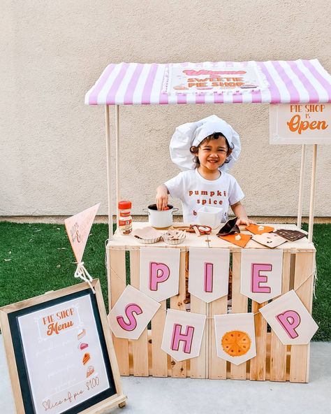 Pie Stand, Home Daycare Ideas, Diy Lemonade Stand, Cookie Stand, Thanksgiving Pie, Dramatic Play Preschool, Dramatic Play Area, Pie Shop, Menu Printing