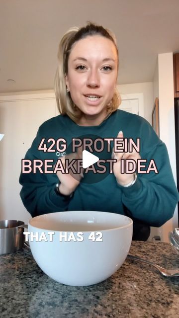 Amanda Ryan | Women’s Fitness Coach on Instagram: "The most simple way to start your day with 42 grams of protein for under 400 calories 🥣  Not saying I’m a chef with this one but she hits the spot every time 😋  P.S. click the link in my bio for free resources and more goodies ❤️  #highproteinmeals #highproteinrecipes #highproteinbreakfast #fitnessfood" 400 Calorie Breakfast, High Protein Low Carb Breakfast, Amanda Ryan, Healthy Liver Diet, Healthy High Protein Breakfast, 400 Calorie Meals, Low Calorie Protein, Low Calorie Breakfast, Protein Lunch