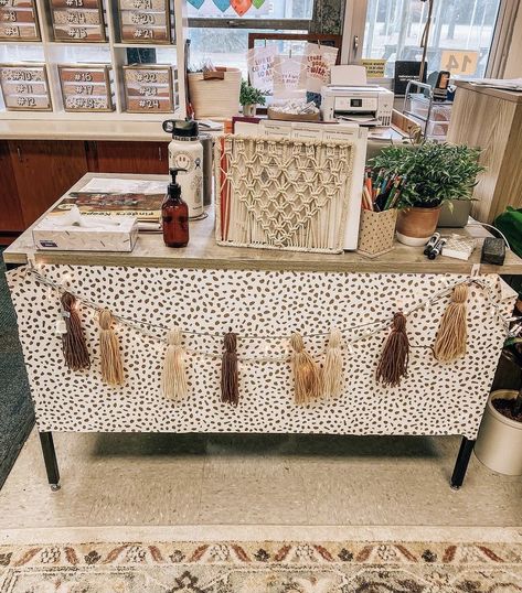 Scandi Classroom, Ag Classroom Decorations, Ginger Food, Health Classroom, Desk Decor Aesthetic, Aesthetic Classroom, Teacher Desk Areas, Ag Classroom, Classroom Aesthetic